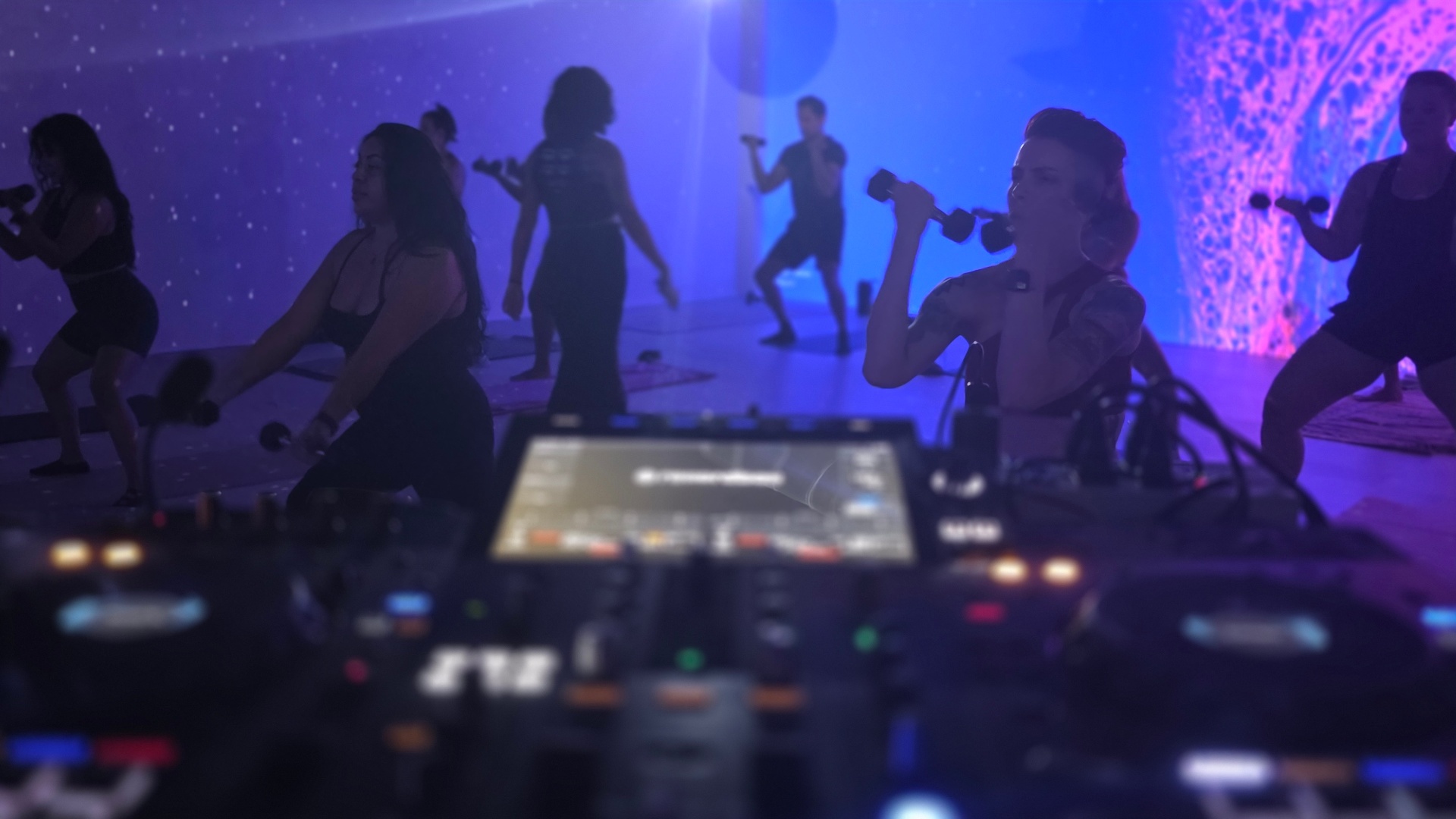 Live DJ set carrying the class into the drop